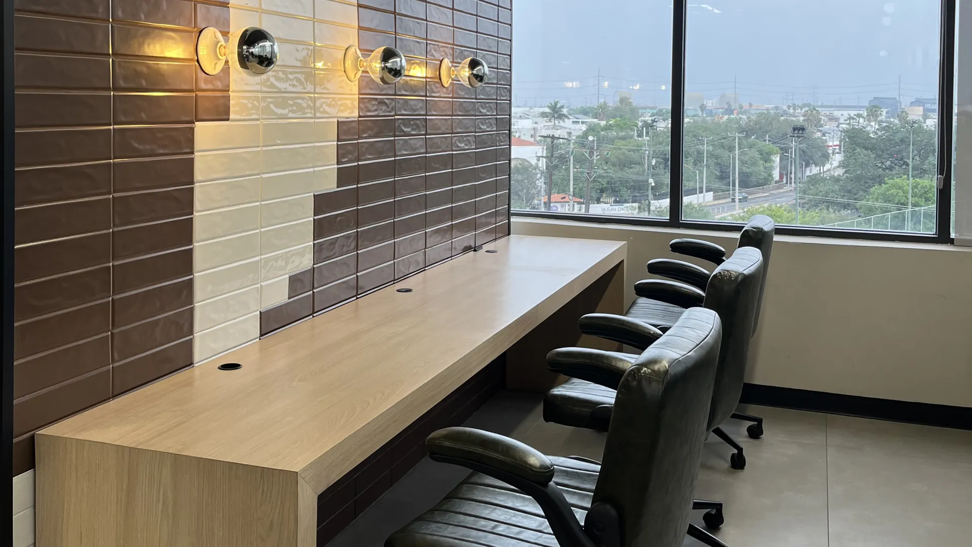 Sala de juntas con vista panorámica de Monterrey en Think Workspace