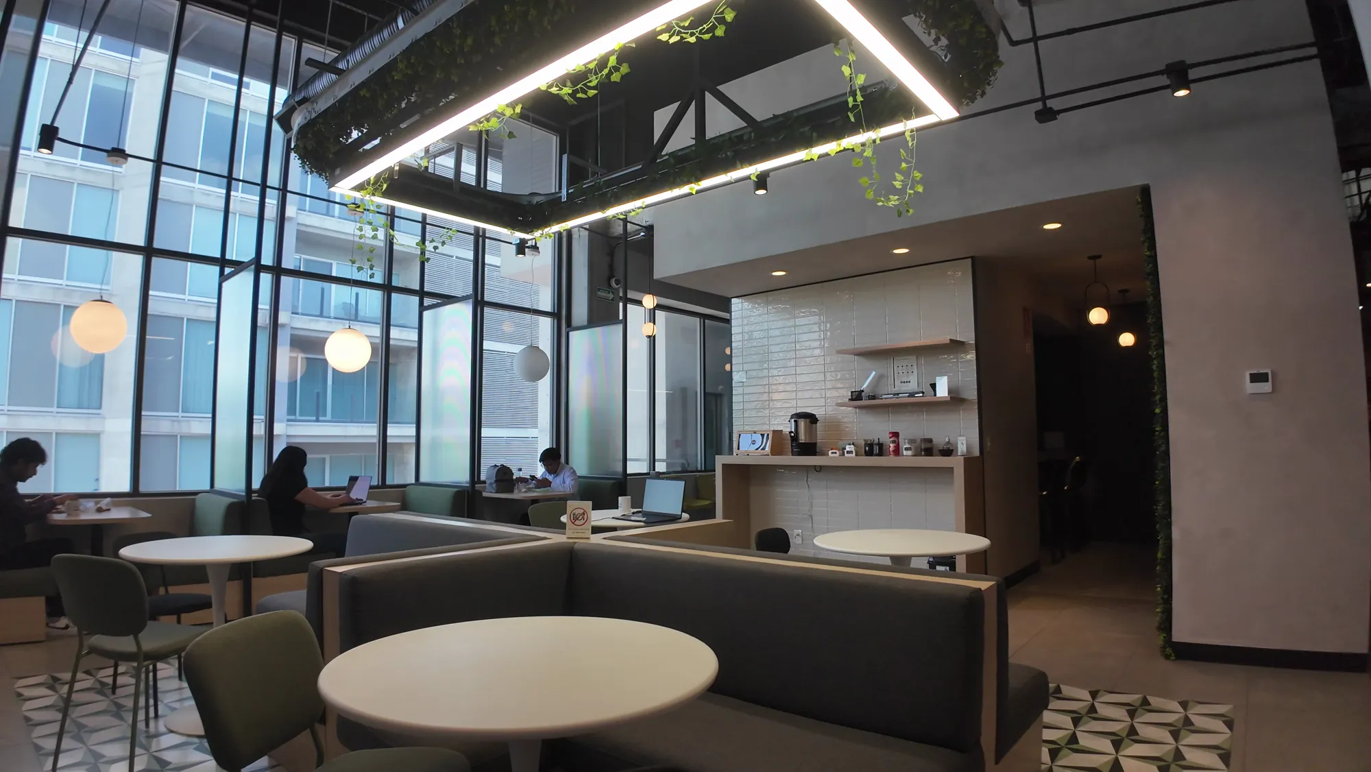 Espacio de trabajo con ventanales de doble altura y luz natural