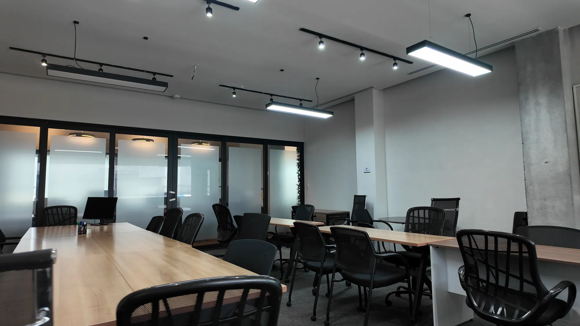 Escritorios dedicados con sillas ergonómicas en área de work stations