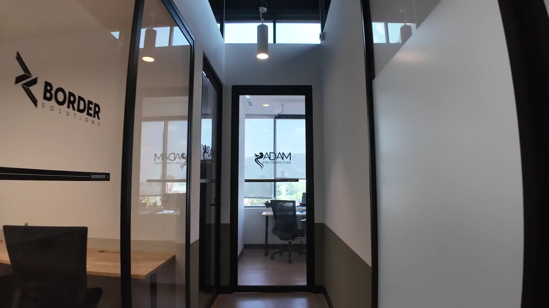 Work Suites — recorrido por el pasillo de oficinas privadas